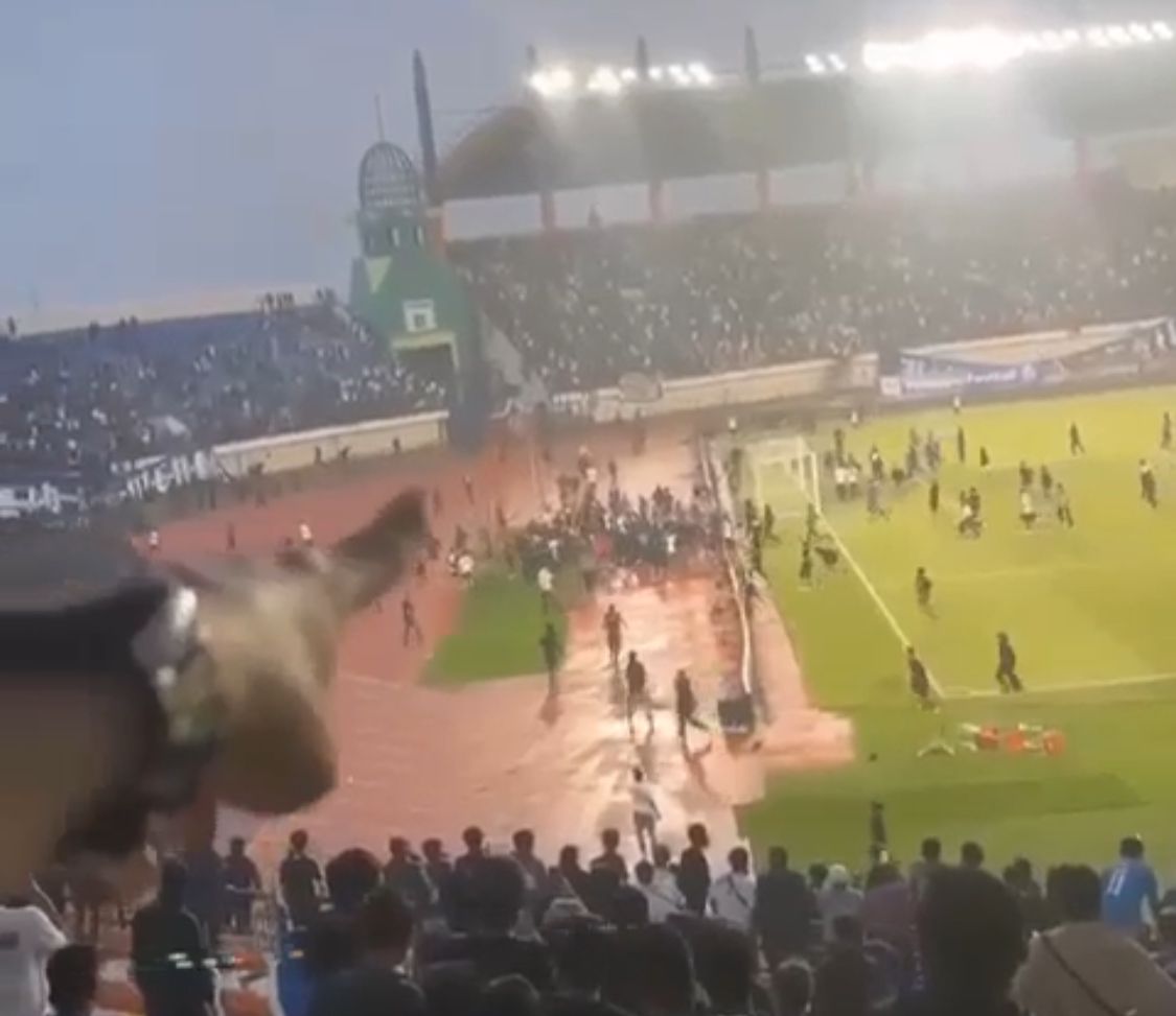 Kericuhan di Stadion Si Jalak Harupat, Puluhan Bobotoh Serbu Lapangan Usai Laga Persib vs Persija. Foto Istimewa