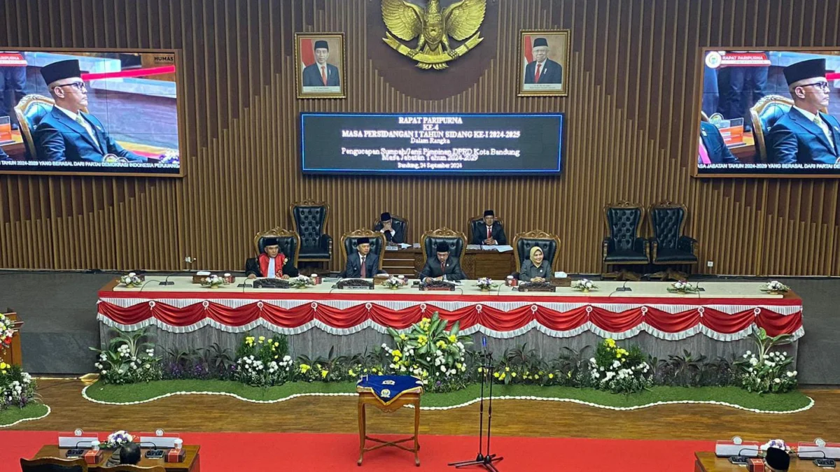 Rapat paripurna pengucapan sumpah dan janji pimpinan DPRD Kota Bandung, pada Selasa (24/9). (Nizar/Jabar Ekspres)