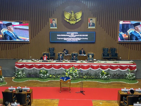 Rapat paripurna pengucapan sumpah dan janji pimpinan DPRD Kota Bandung, pada Selasa (24/9). (Nizar/Jabar Ekspres)