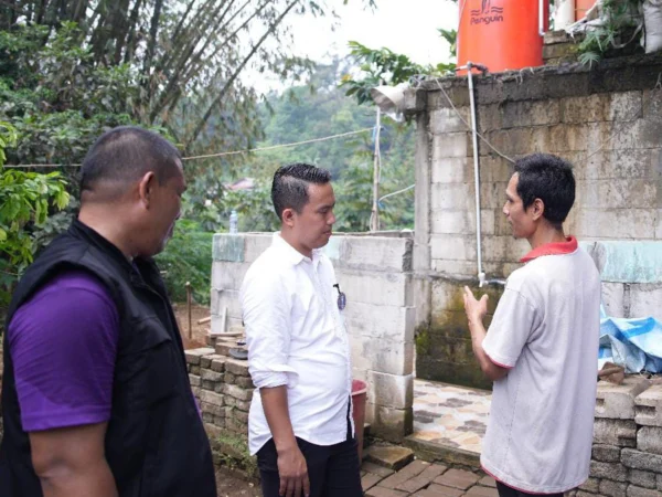 Calon Wali Kota Bogor Nomor Urut 1, Sendi Fardiansyah saat menyambangi dan memberikan bantuan perbaikan MCK di Kampung Legok Muncang, Cipaku, Bogor Selatan pada Selasa (24/9). (Yudha Prananda / Jabar Ekspres)