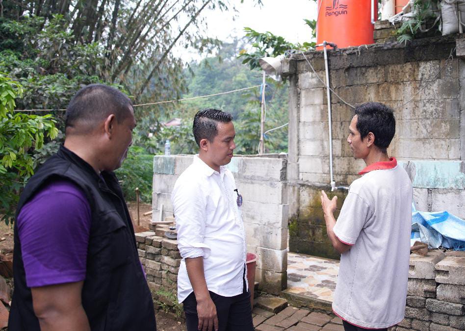 Calon Wali Kota Bogor Nomor Urut 1, Sendi Fardiansyah saat menyambangi dan memberikan bantuan perbaikan MCK di Kampung Legok Muncang, Cipaku, Bogor Selatan pada Selasa (24/9). (Yudha Prananda / Jabar Ekspres)