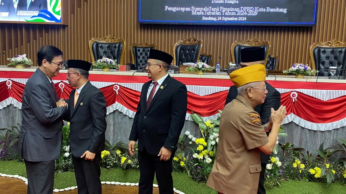 Rapat paripurna pengucapan sumpah dan janji pimpinan DPRD Kota Bandung, pada Selasa (24/9). (Nizar/Jabar Ekspres)