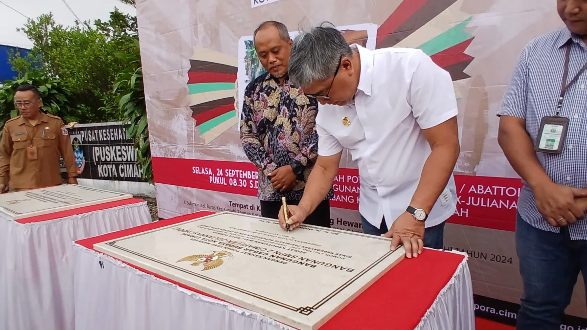 Pj Wali Kota Cimahi, Dicky Saromi saat Menandatangani Prasasti Cagar Budaya (mong)