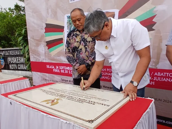 Pj Wali Kota Cimahi, Dicky Saromi saat Menandatangani Prasasti Cagar Budaya (mong)