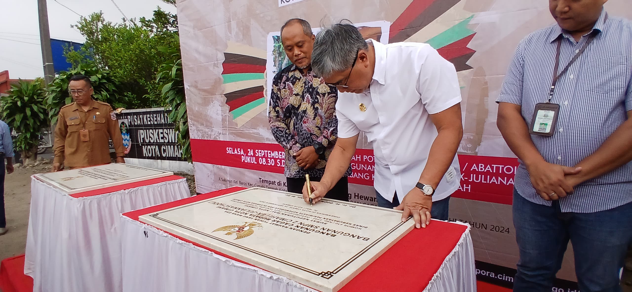 Pj Wali Kota Cimahi, Dicky Saromi saat Menandatangani Prasasti Cagar Budaya (mong)