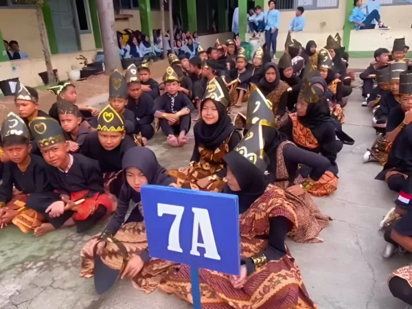 Siswa Kelas VII SMPN 1 Rancaekek saat laksanakan P5 dengan mengusung tema Bhineka Tunggal Ika lewat Kreasi Tari Nusantara. (SMPN 1 Rancaekek for Jabar Ekspres)