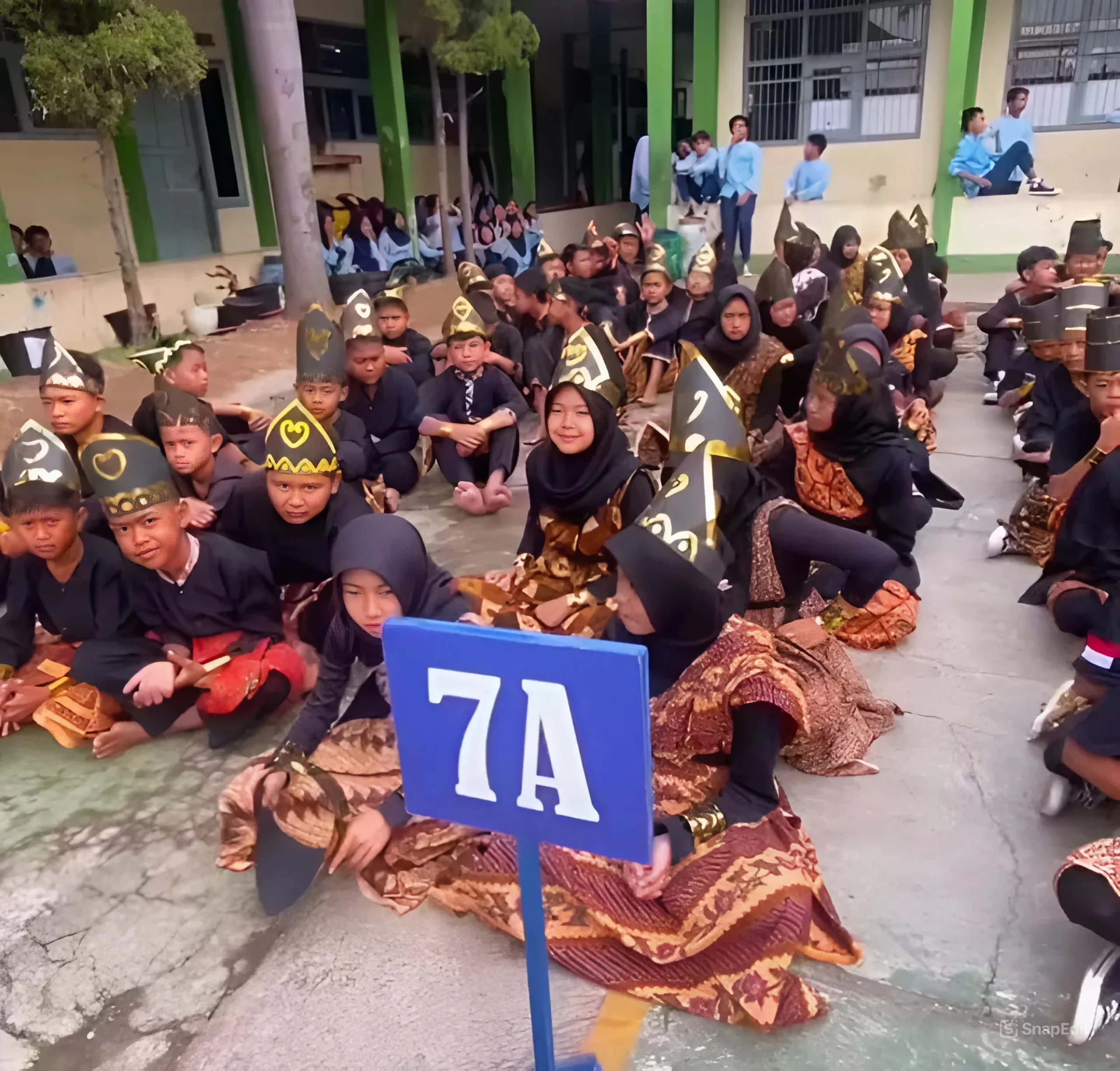 Siswa Kelas VII SMPN 1 Rancaekek saat laksanakan P5 dengan mengusung tema Bhineka Tunggal Ika lewat Kreasi Tari Nusantara. (SMPN 1 Rancaekek for Jabar Ekspres)