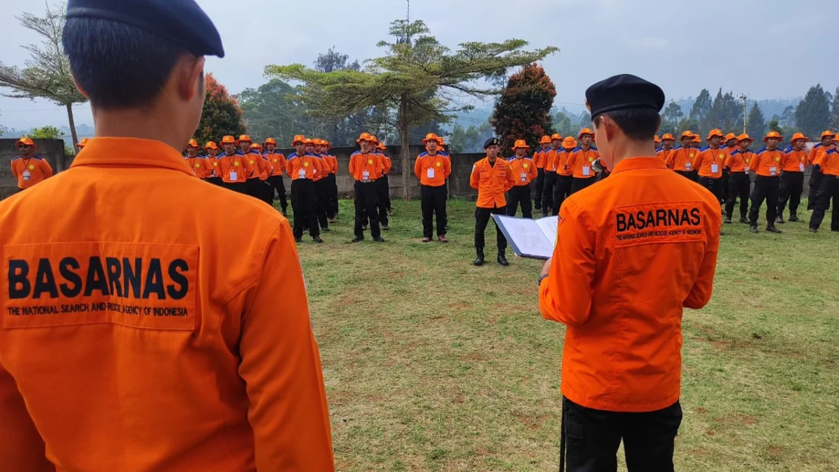 Sebanyak 50 Potensi SAR saat diberikan pelatihan untuk meningkatkan kemampuan sebagai garda terdepan operasi pertolongan pertama di Pangalengan, Kabupaten Bandung. (Kantor SAR Bandung for Jabar Ekspres)