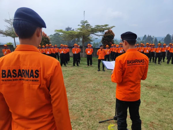 Sebanyak 50 Potensi SAR saat diberikan pelatihan untuk meningkatkan kemampuan sebagai garda terdepan operasi pertolongan pertama di Pangalengan, Kabupaten Bandung. (Kantor SAR Bandung for Jabar Ekspres)