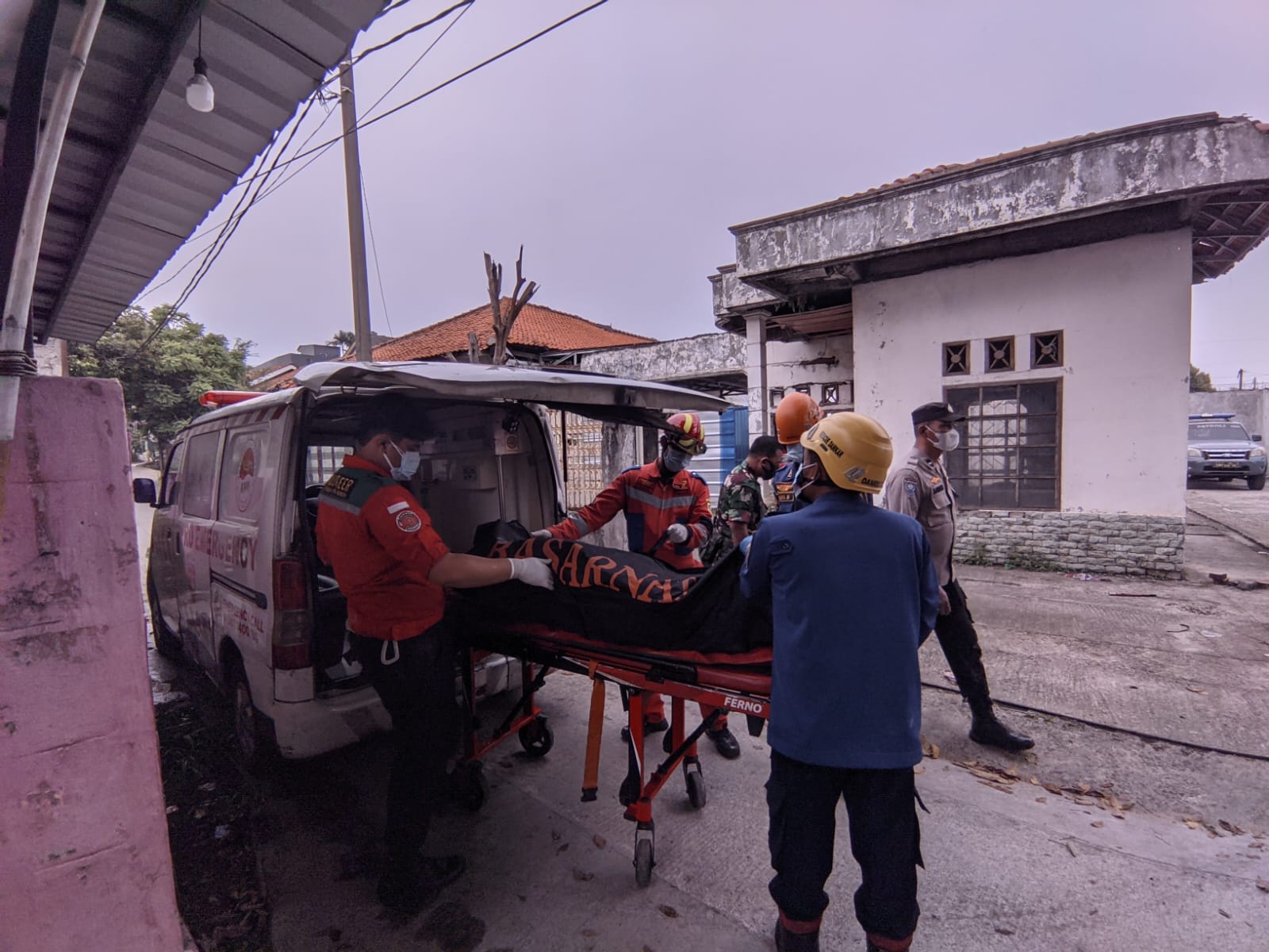 korban meninggal di Bogor dievakuasi petugas/Foto : Unit Siaga Pencarian dan Pertolongan Bogor