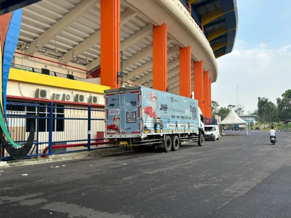 Satu truck pengangkut logistik konser Sheila on 7 tiba di Stadion Si Jalak Harupat Kabupaten Bandung. (Agi/Jabar Ekspres)