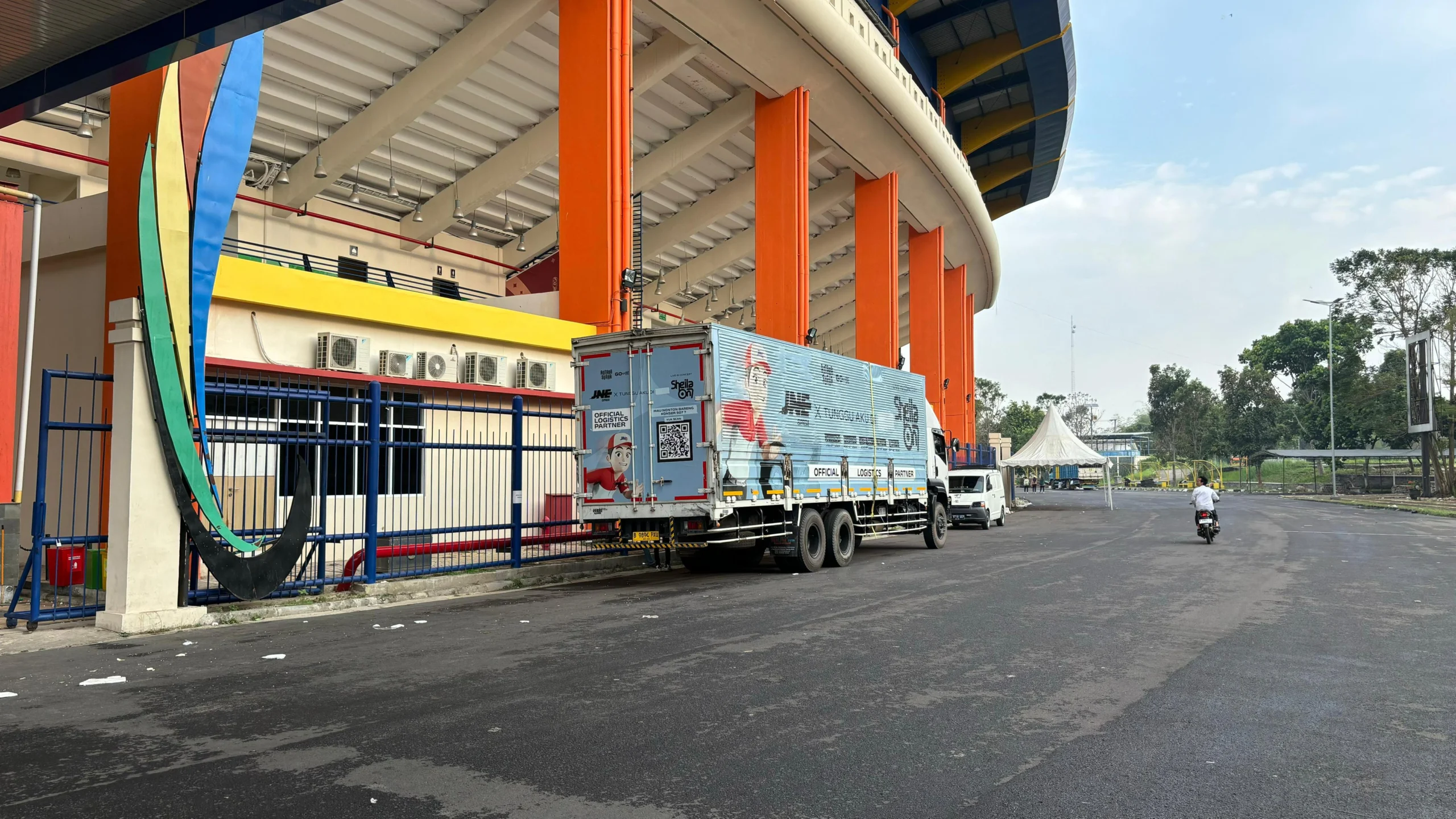 Satu truck pengangkut logistik konser Sheila on 7 tiba di Stadion Si Jalak Harupat Kabupaten Bandung. (Agi/Jabar Ekspres)