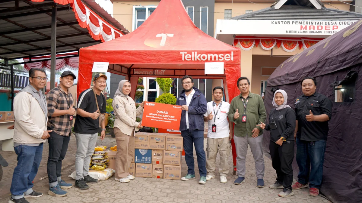 Peduli Gempa Kabupaten Bandung, Telkomsel Berikan Bantuan kepada Warga Terdampak