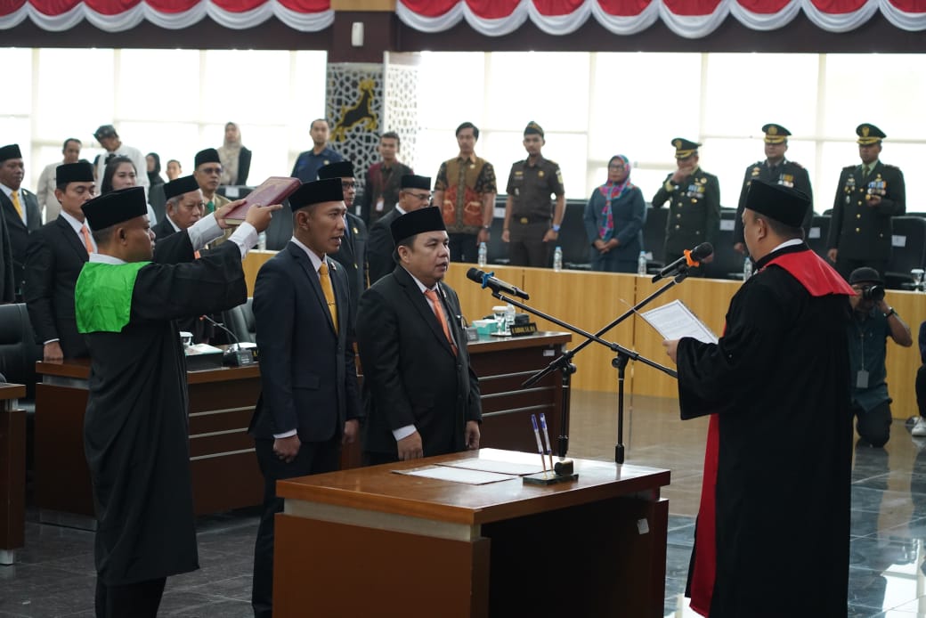 Ketua DPRD Kota Bogor, Adityawarman Adil (Kanan) dan Wakil Ketua I DPRD Kota Bogor, M. Rusli Prihatevy saat diambil sumpah jabatan oleh Kepala Pengadilan Negeri Bogor Kelas IA. (Yudha Prananda / Jabar Ekspres)