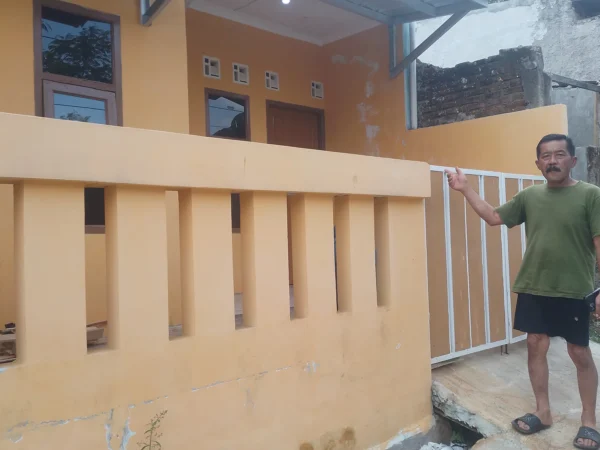 Ketua RW03, Jajang saat menunjukkan rumah kontrakan terduga pelaku praktik pembuatan uang palsu di wilayah Desa Pasirnanjung, Kecamatan Cimanggung, Kabupaten Sumedang. (Yanuar/Jabar Ekspres)