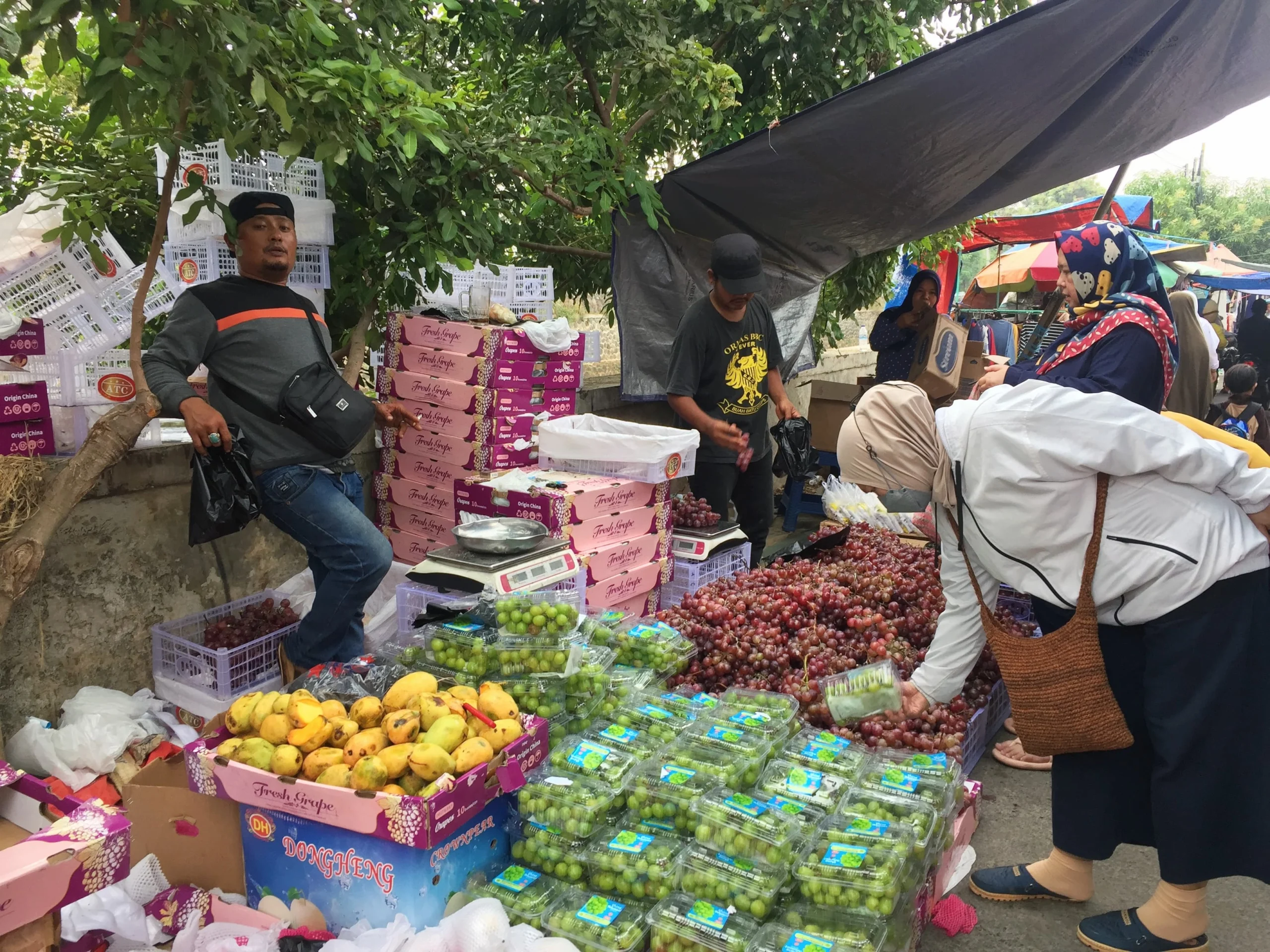 Pasar Kaget Selasa di Margasari, Kota Bandung.