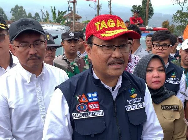 Menteri Sosial (Mensos) Syaifullah Yusuf, yang lebih dikenal sebagai Gus Ipul, menyalurkan bantuan sebesar Rp 3 miliar untuk korban gempa bumi di Kecamatan Kertasari, Kabupaten Bandung. Foto Ist