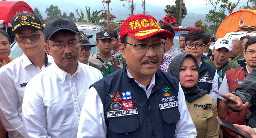 Menteri Sosial (Mensos) Syaifullah Yusuf, yang lebih dikenal sebagai Gus Ipul, menyalurkan bantuan sebesar Rp 3 miliar untuk korban gempa bumi di Kecamatan Kertasari, Kabupaten Bandung. Foto Ist