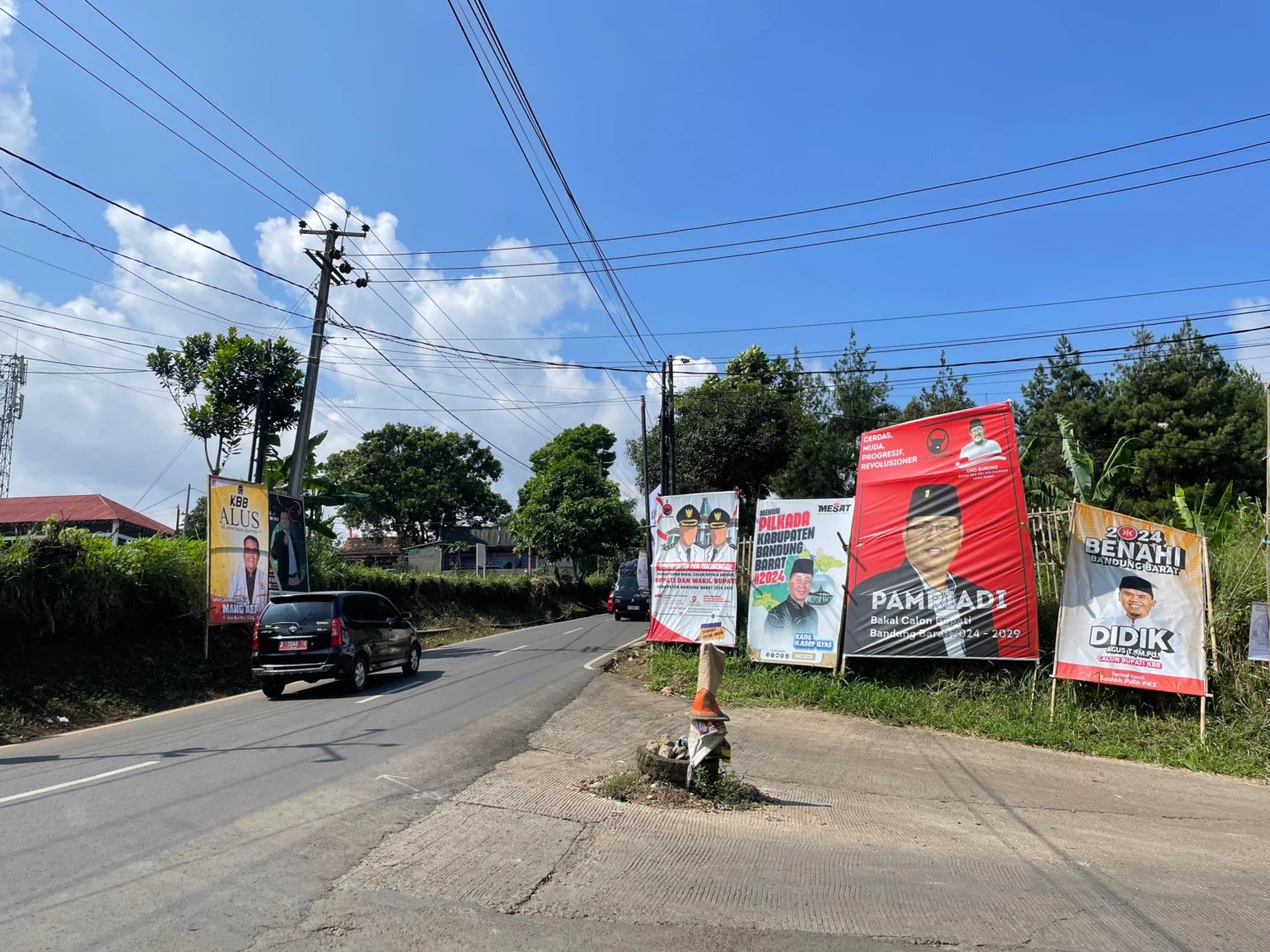 Ilustrasi pemasangan APK yang dilarang oleh KPU Bandung Barat karena berada di tanah milik Pemda KBB. Dok Jabar Ekspres