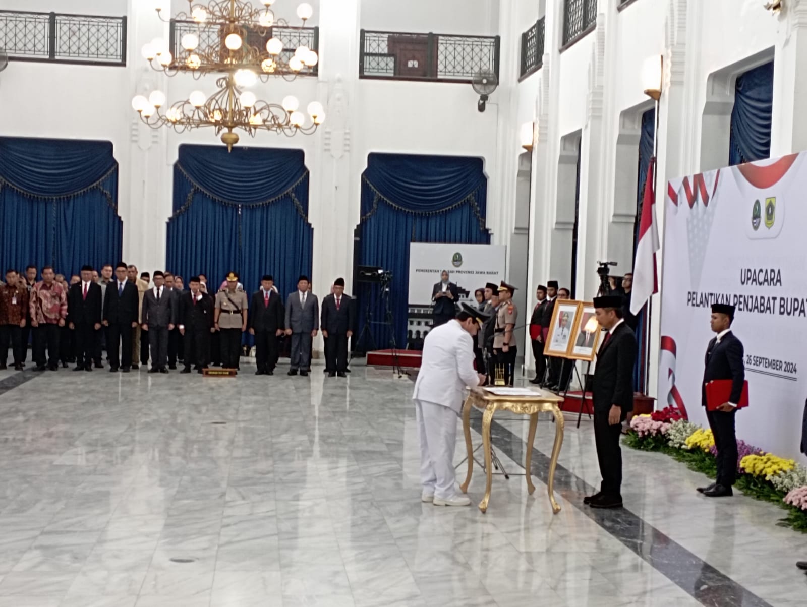 Pelantikan Bachril Bakri sebagai Pj Bupati Bogor oleh Pj Gubernur Jawa Barat Bey Machmudin di Gedung Sate, Bandung, Kamis (26/9/2024). (Sandika/Jabar Ekspres)