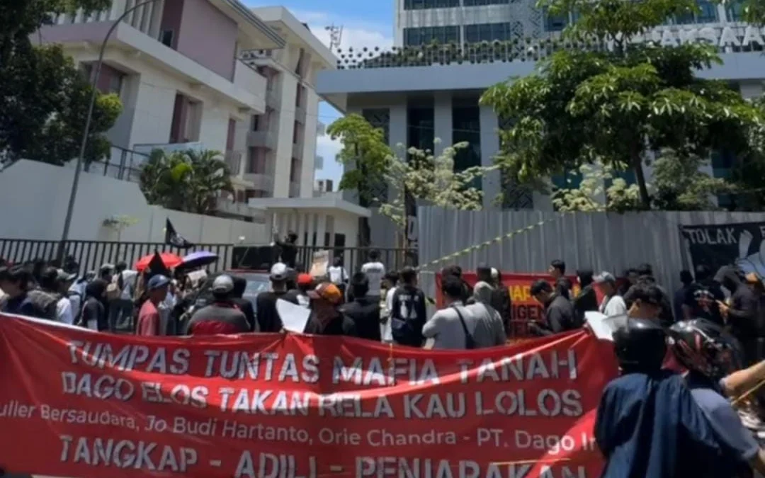 Forum Dago Melawan melakukan aksi di depan gedung Kejati Jabar pada Selasa (26/9) siang. Warga Dago Elos melayangkan sejumlah tuntutan terhadap hakim dan kejaksaan. (Nizar/Jabar Ekspres)