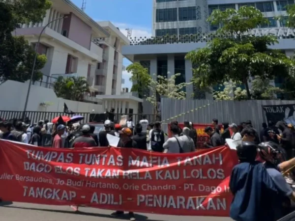 Forum Dago Melawan melakukan aksi di depan gedung Kejati Jabar pada Selasa (26/9) siang. Warga Dago Elos melayangkan sejumlah tuntutan terhadap hakim dan kejaksaan. (Nizar/Jabar Ekspres)