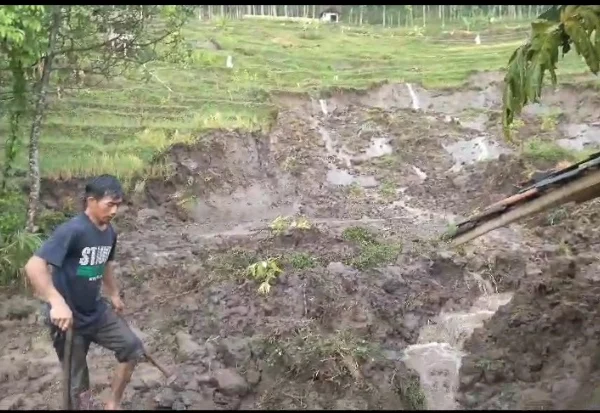 Peristiwa longsor yang menerjang area lahan pertanian di wilayah Kampung Pasir Tumenggeung, Desa Karangtunggal, Kecamatan Paseh, Kabupaten Bandung. (Istimewa)