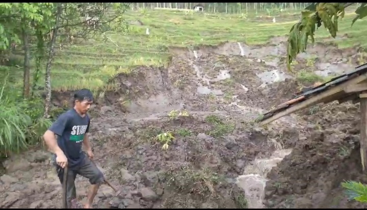 Peristiwa longsor yang menerjang area lahan pertanian di wilayah Kampung Pasir Tumenggeung, Desa Karangtunggal, Kecamatan Paseh, Kabupaten Bandung. (Istimewa)