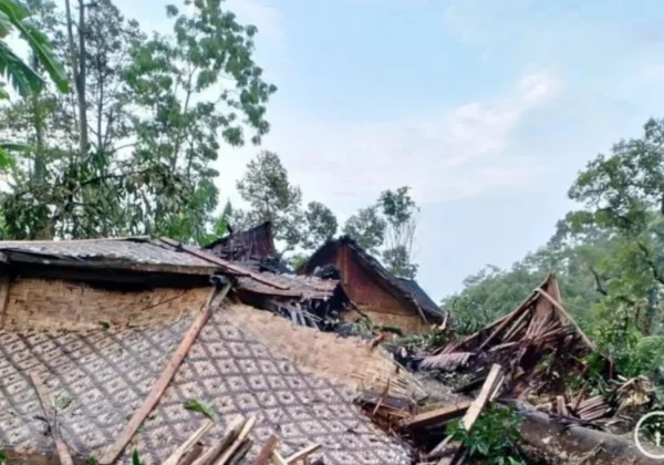 Rumah warga Badui di pedalaman Kabupaten Lebak, Banten rusak berat diterjang puting beliung, tidak ada korban jiwa. (foto/ANTARA)