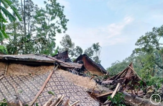 Rumah warga Badui di pedalaman Kabupaten Lebak, Banten rusak berat diterjang puting beliung, tidak ada korban jiwa. (foto/ANTARA)