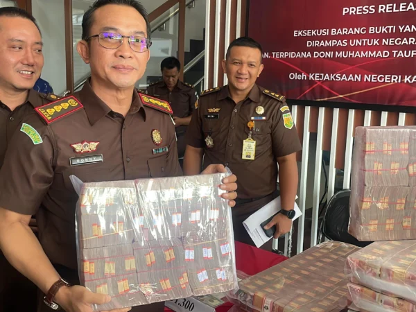 Kejaksaan Negeri (Kejari) Kabupaten Bandung telah melakukan eksekusi terhadap barang bukti berupa uang terkait kasus tindak pidana umum dengan terpidana Doni Muhammad Taufik alias Doni Salmanan. Foto Agi