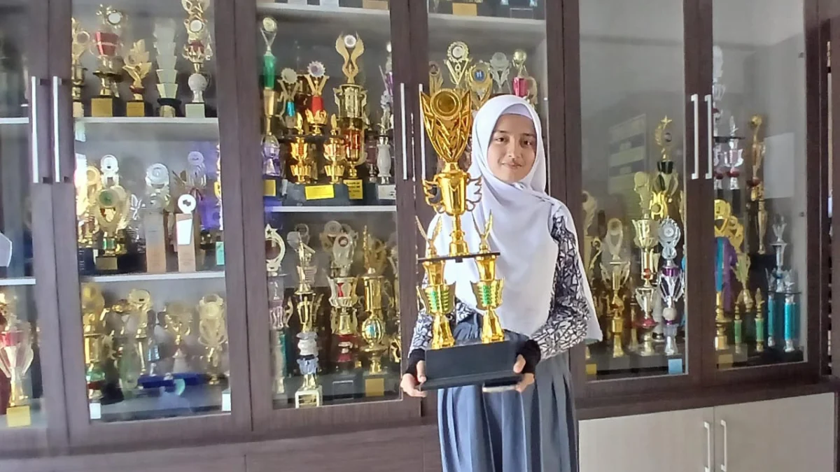 Doc. Ashifa Nurhalimah Syahadi (16) Siswi Kelas XI-10 SMAN 2 Cimahi Berhasil Raih Medali Emas di Ajang Kompetisi Sains Indonesia (AKSI). (Mong)