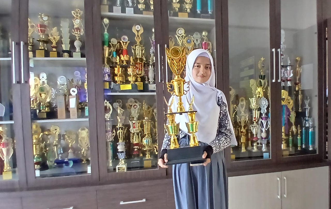 Doc. Ashifa Nurhalimah Syahadi (16) Siswi Kelas XI-10 SMAN 2 Cimahi Berhasil Raih Medali Emas di Ajang Kompetisi Sains Indonesia (AKSI). (Mong)