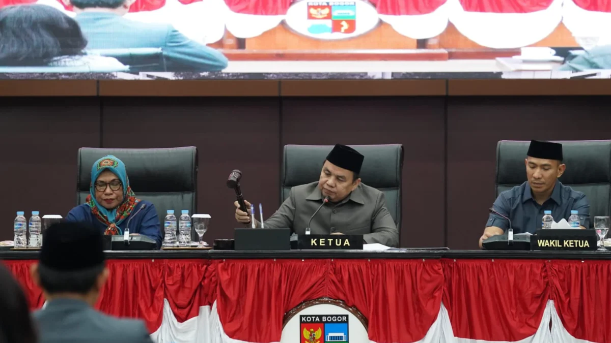 Ketua DPRD Kota Bogor, Adityawarman Adil bersama Wakilnya, Rusli Prihatevy dan Sekda Kota Bogor, Syarifah Sofiah saat menetapkan AKD. (Yudha Prananda / Jabar Ekspres)