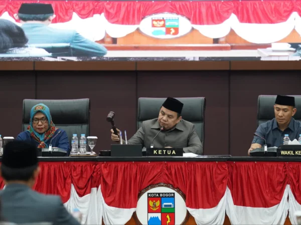 Ketua DPRD Kota Bogor, Adityawarman Adil bersama Wakilnya, Rusli Prihatevy dan Sekda Kota Bogor, Syarifah Sofiah saat menetapkan AKD. (Yudha Prananda / Jabar Ekspres)