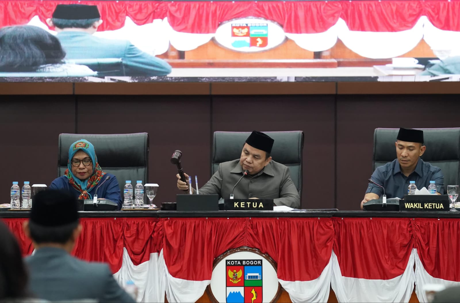 Ketua DPRD Kota Bogor, Adityawarman Adil bersama Wakilnya, Rusli Prihatevy dan Sekda Kota Bogor, Syarifah Sofiah saat menetapkan AKD. (Yudha Prananda / Jabar Ekspres)