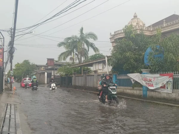 Foto ilustrasi : Cingised, Cisaranten jadi wilayah yang kerap dilanda banjir saat musim penghujan tiba (Sadam Husen / JE)