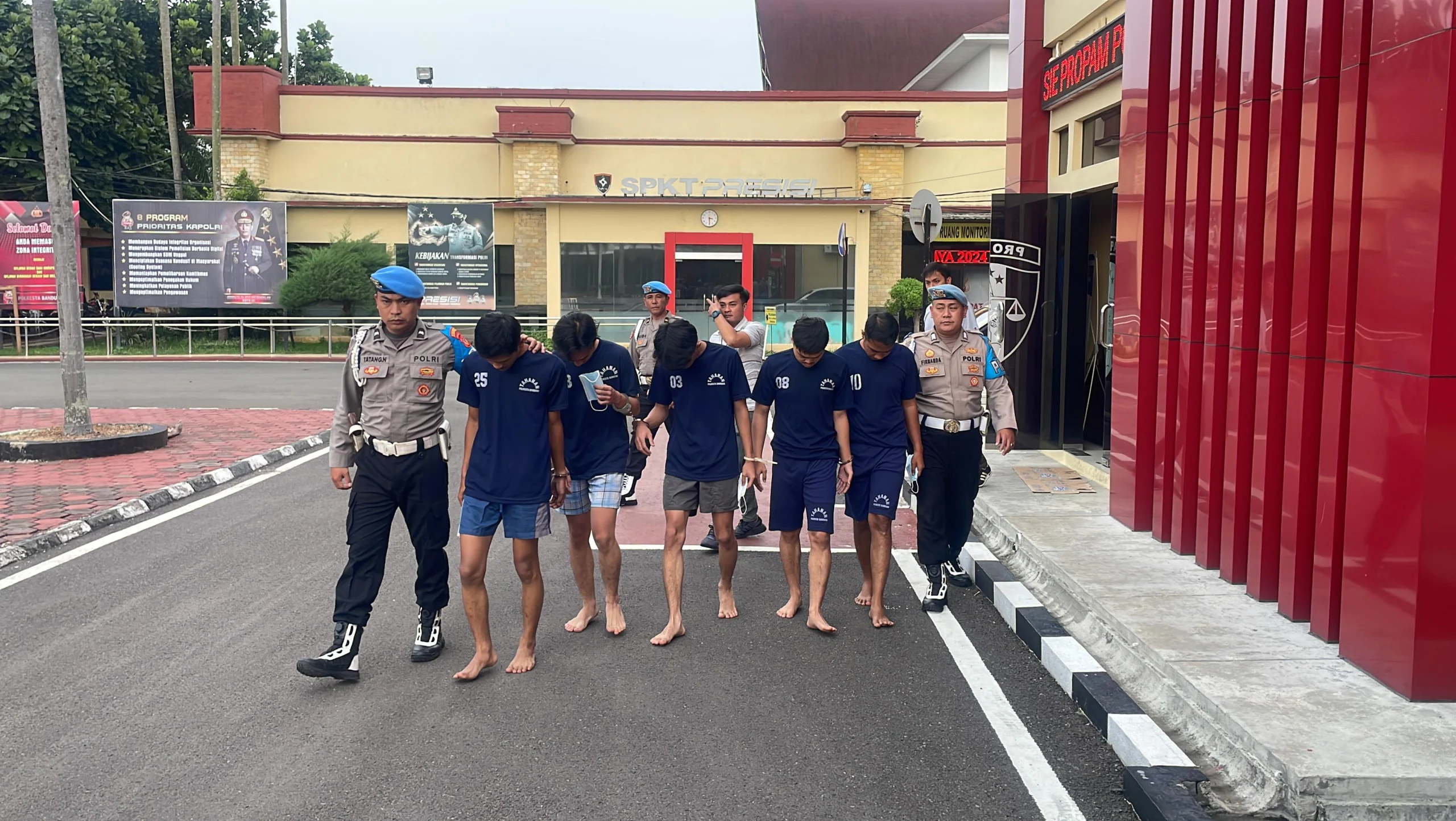 Polresta Bandung Tangkap Enam Tersangka Kasus Pengeroyokan Steward di Stadion Si Jalak Harupat. Foto Agi