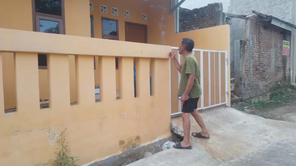 Ketua RW03, Jajang saat menunjukkan rumah kontrakan terduga pelaku praktik pembuatan uang palsu di wilayah Desa Pasirnanjung, Kecamatan Cimanggung, Kabupaten Sumedang. (Yanuar/Jabar Ekspres)