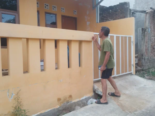 Ketua RW03, Jajang saat menunjukkan rumah kontrakan terduga pelaku praktik pembuatan uang palsu di wilayah Desa Pasirnanjung, Kecamatan Cimanggung, Kabupaten Sumedang. (Yanuar/Jabar Ekspres)