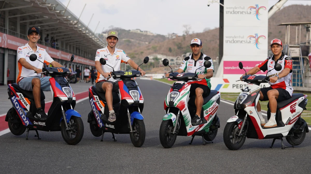 Sepeda Motor Listrik Honda EM1 e: dan juga Honda PCX 160 berduet di paddock Repsol Honda Team (RHT) sebagai kendaraan operasional pebalap dan juga tim pada gelaran balap dunia MotoGP Mandalika.