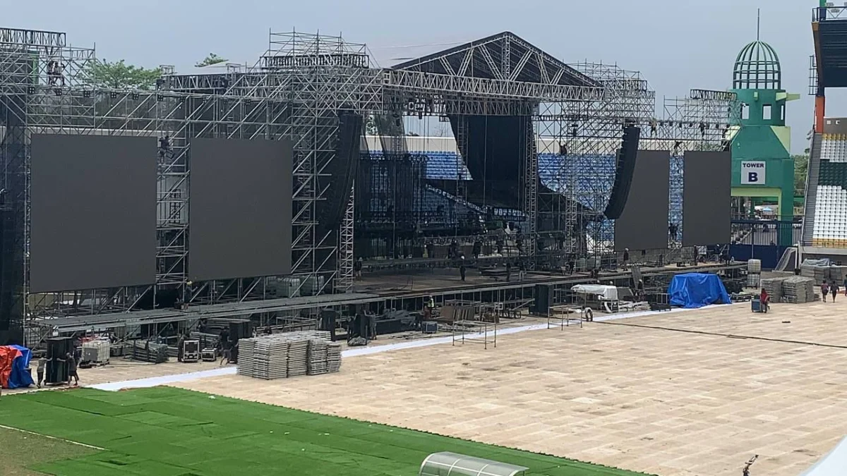 Panggung konser Sheila On 7 yang sudah dipasang di dalam Stadion Si Jalak Harupat Kabupaten Bandung. Foto Istimewa