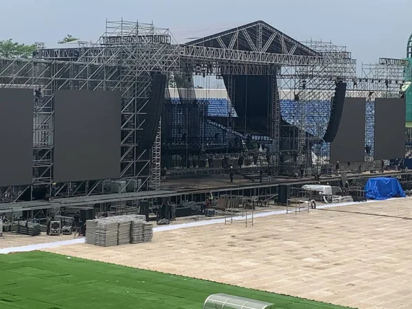 Panggung konser Sheila On 7 yang sudah dipasang di dalam Stadion Si Jalak Harupat Kabupaten Bandung. Foto Istimewa