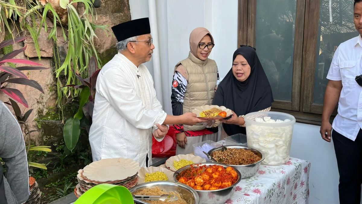 Perasaan gugup bercampur bangga dirasakan masyarakat Kabupaten Cianjur saat bertemu dengan Calon Gubernur Jawa Barat nomor urut 3, Ahmad Syaikhu.