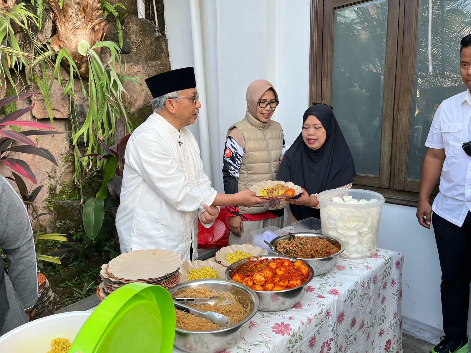 Perasaan gugup bercampur bangga dirasakan masyarakat Kabupaten Cianjur saat bertemu dengan Calon Gubernur Jawa Barat nomor urut 3, Ahmad Syaikhu.