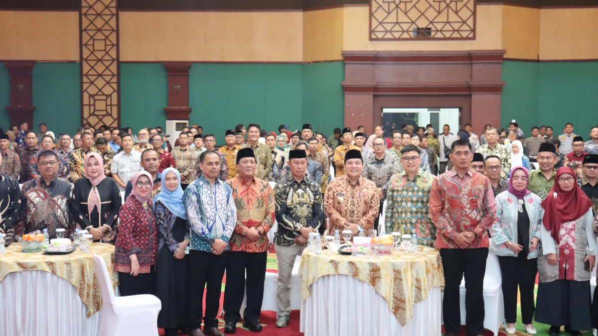 Ketua DPRD Sastra Winara (Kedua kanan) saat menghadiri pelantikan PJ Bupati Bogor. Foto : Istimewa