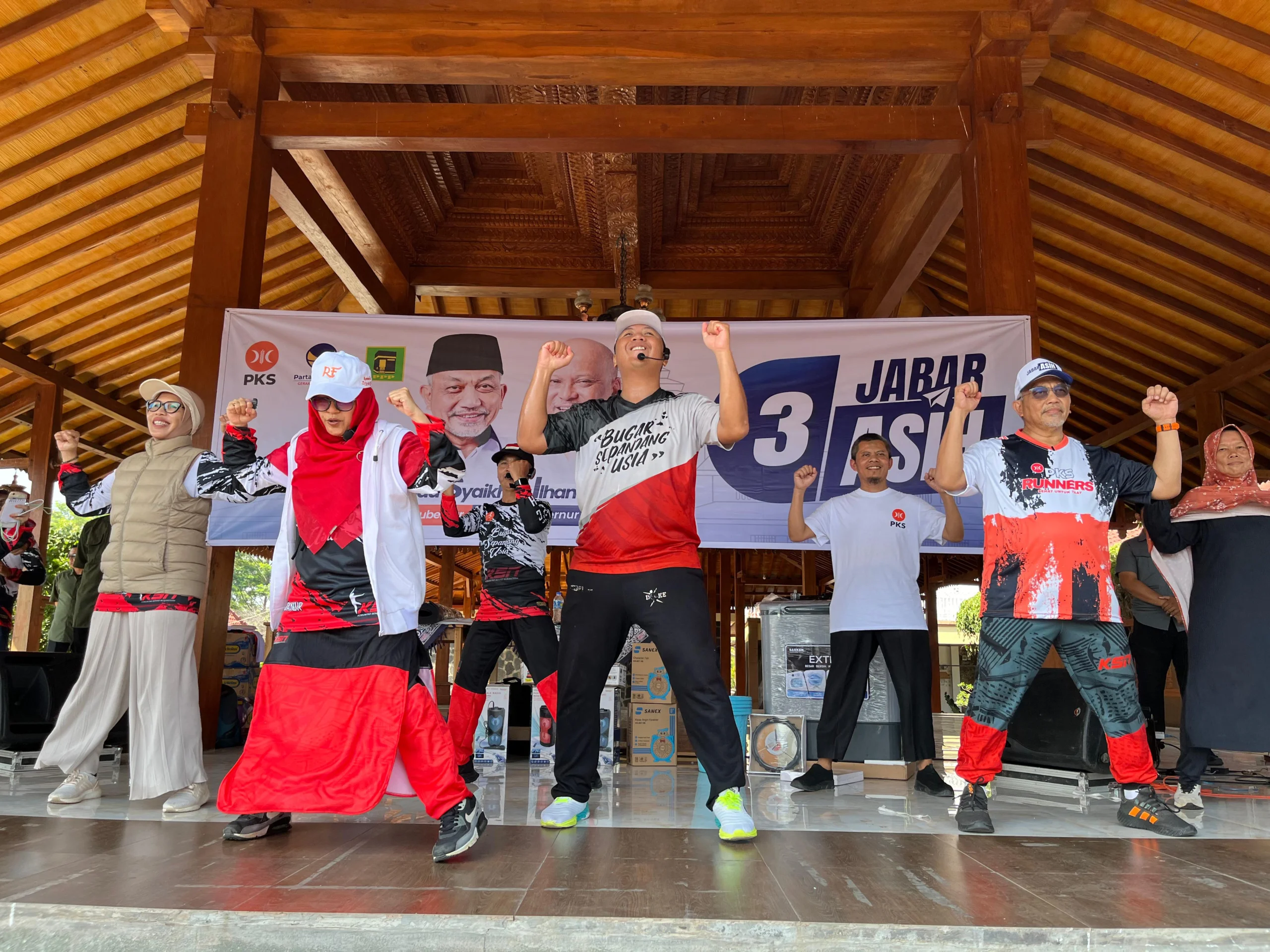 Calon Gubernur Jawa Barat nomor urut 3, Ahmad Syaikhu bersama warga Cianjur yang tergabung dalam Kelompok Senam Nusantara (KSN) mengikuti acara senam sehat yang digelar di Pendopo Tumaritis, Jl. Pangeran Hidayatullah, Sawah Gede, Kabupaten Cianjur, Jumat (27/9/2024).