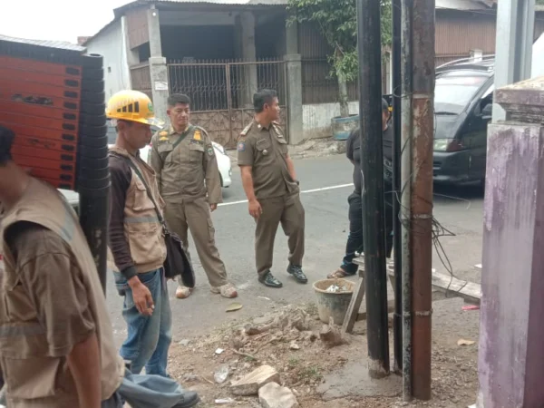 Satpol PP Kota Banjar Hentikan Pemasangan Tiang Telekomunikasi Ilegal di wilayah Mekarsari Kota Banjar baru-baru ini. (Cecep Herdi/Jabar Ekspres)