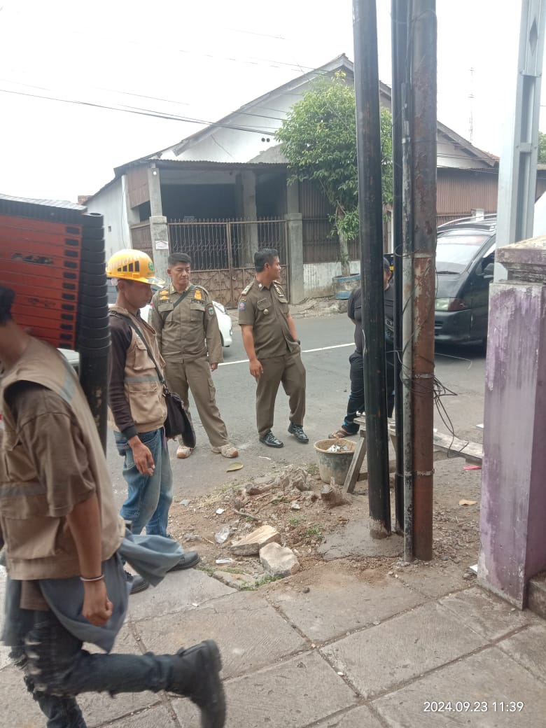 Satpol PP Kota Banjar Hentikan Pemasangan Tiang Telekomunikasi Ilegal di wilayah Mekarsari Kota Banjar baru-baru ini. (Cecep Herdi/Jabar Ekspres)