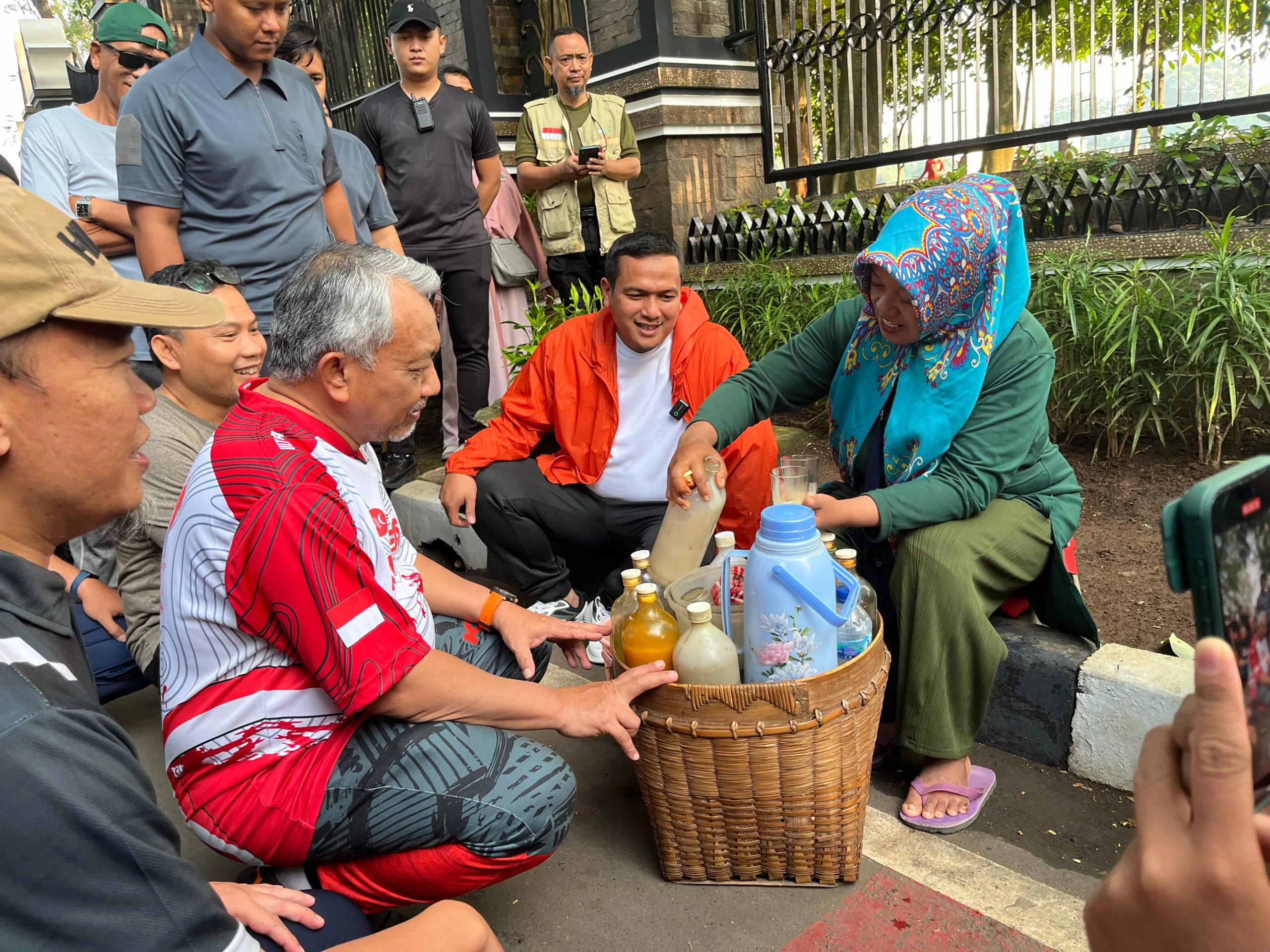 Cerita Pedagang Jamu di Purwakarta Dapat Rezeki Nomplok dari Ahmad Syaikhu